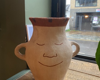 Jovem curadora alcochetana destaca-se em Londres com exposição de grande impacto