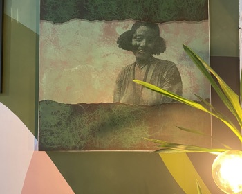 Jovem curadora alcochetana destaca-se em Londres com exposição de grande impacto