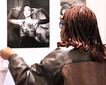 Jovem curadora alcochetana destaca-se em Londres com exposição de grande impacto