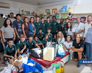 Academia Cristiano Ronaldo doa material escolar à Loja Social do Município 