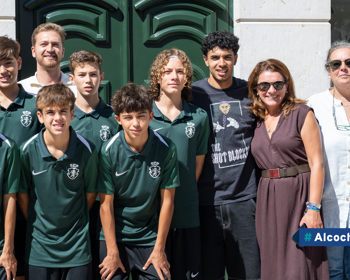 Academia Cristiano Ronaldo doa material escolar à Loja Social do Município 
