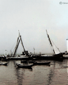 Embarcações junto à ponte-cais, meados século XX